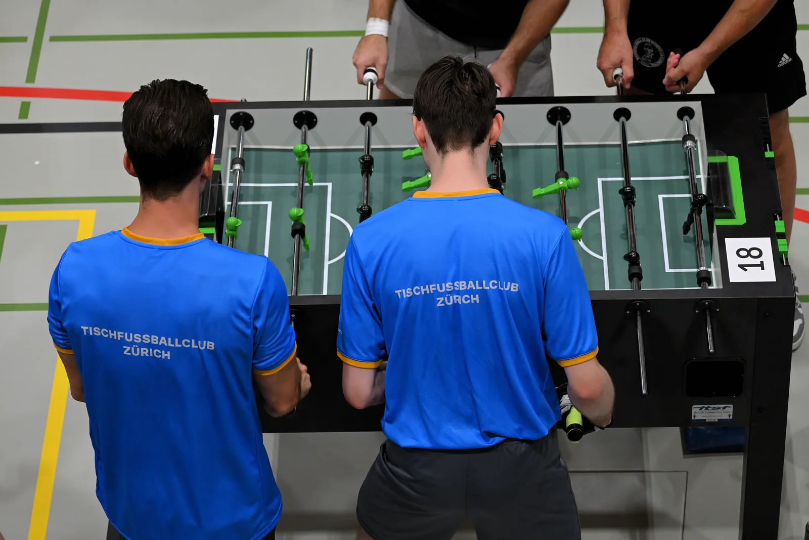 Spielszene am Tisch beim TFCZ in Wipkingen